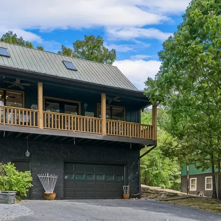 Spectacular Mountain Top cabin Amazing Views Large Balcony With Low Rates