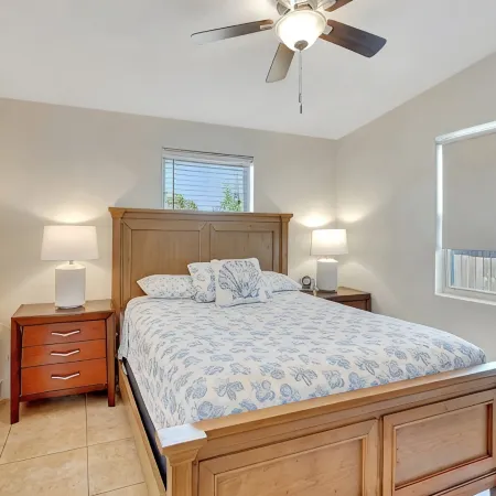 Near DownTown & Napes Beach! Cottage House 2QueenBeds Fenced Back Yard with deck