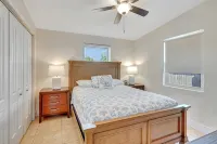 Near DownTown & Napes Beach! Cottage House 2QueenBeds Fenced Back Yard with deck - Jacuzzi