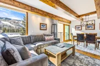 Luxury, Remodeled Retreat w/ Ski Slope Views Throughout! Walk to Gondola & Shops - 3성급