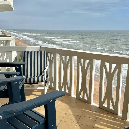 Dreams Come True! Charming 2-bedroom beachfront condo in delightful Ormond Beach