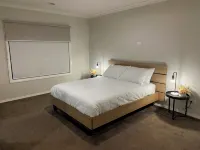 Modern waterfront luxury escape near Shepparton - Wifi