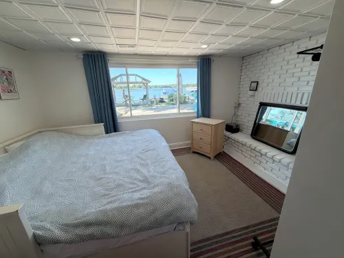 Enjoy Beautiful Sunsets at a Lake Side Cottage - 3성급