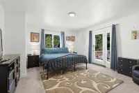 The Blue Haven Getaway, with Window AC Units in the Summer. - 4つ星