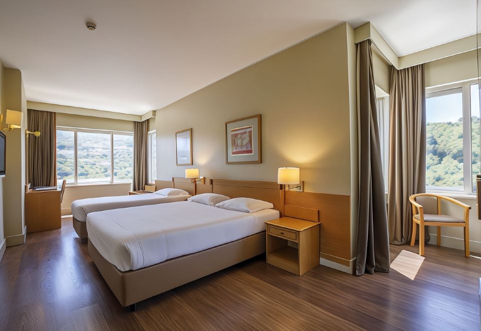 a hotel room with two beds , one on the left side of the room and the other on the right side at Hotel Fundador