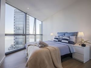 Docklands High Level 1 Bedroom Apartment with Pool by KozyGuru