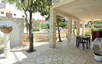 Dragan's Den Hostel Hotels in Lumbarda