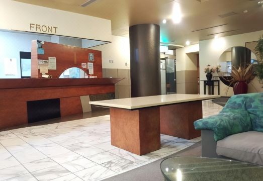 [호텔 이타미의 넓은 객실 내부]