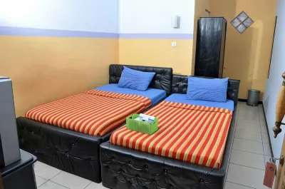 RedDoorz Syariah @ Santana Stasiun Kepanjen Hotel dekat Toko Parfum ,pak Munir