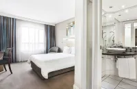 Holiday Inn Express Sandton - Woodmead Hotels near Dainfern