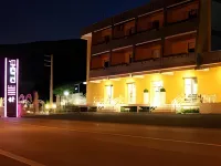 Hotel Cliché - Cho phép mang theo thú cưng