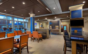 Holiday Inn Express & Suites Fayetteville South