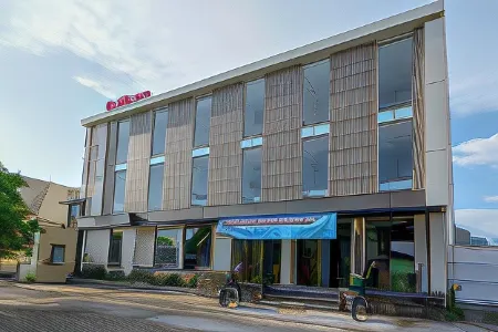 RedDoorz Plus Near Solo Baru