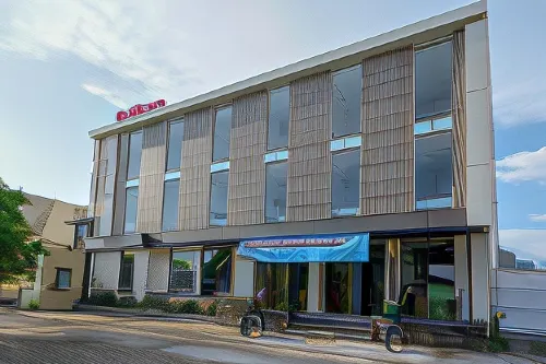 RedDoorz Plus Near Solo Baru Hotels in Baki