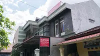 The Karo's Residence Mitra RedDoorz Hotel dekat Institut Kesehatan Deli Husada Deli Tua