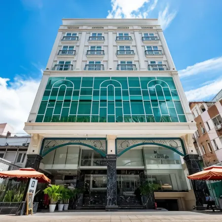 Emerald Central Отели рядом с достопримечательностью «Институт Пастера»