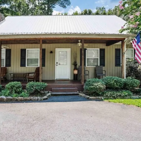 Gunter Lodge-Waterfront on Beautiful Lake Guntersville