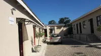 Emampingeni Lodge - parking