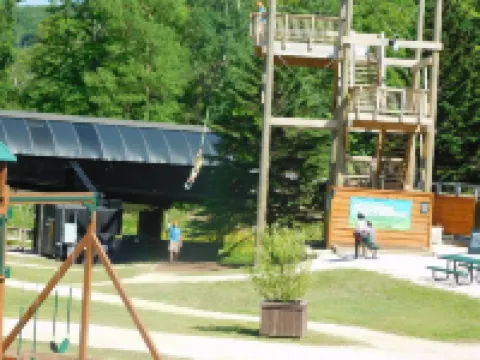 SUNRISE 3BR  - 2 Story Remodeled Condo -  SKI ON & OFF. Pool + Trailside