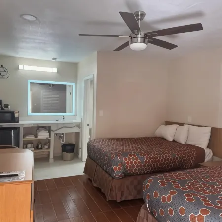 Townhouse Inn and Suites Отели в г. Броли