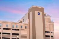 Comfort Inn & Suites Newark Liberty International Airport Hotels in Newark
