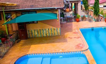 Triple Hill Hotel