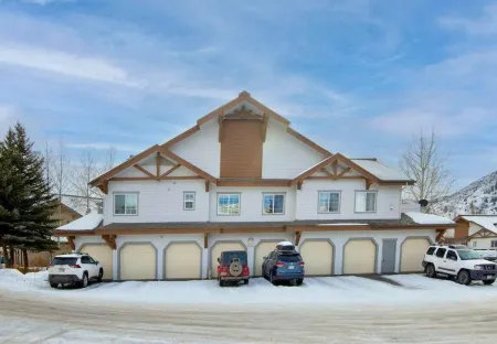 Comfy ski condo with convenient hot tub access.  Close to Beaver Creek and Vail! Отели в г. Эдвардс