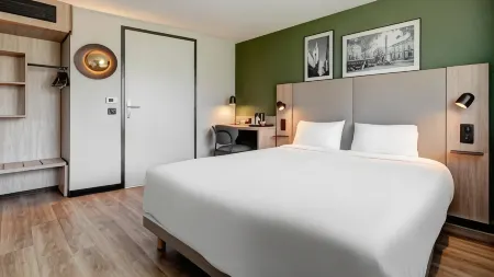 Hotel Campanile Nature - Cergy Pontoise Отели рядом с достопримечательностью «GOPARK INTERIEUR - Paintball, Laser Game et trampolines parc»