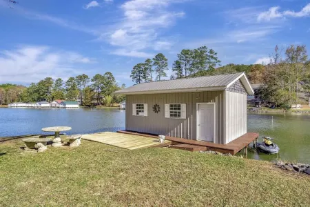 Guntersville  Lakefront Home. Pool & Boathouse. Pontoon boat & jet skis rentals