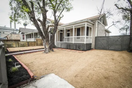 Wyoming St Restored Historic 2Br/1BA Downtown Отели рядом с достопримечательностью «Сан-Антонио Ботаникал Гарден»