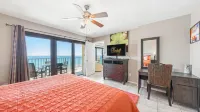 Stunning Seaview Retreat with Spacious Balcony, Near Beach Hotels in Lower Grand Lagoon