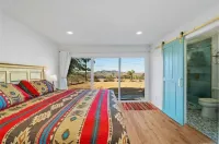 Desert Oasis with Star Gazing/Fire Pit/Games/Spa and Pool/BBQ Hotels near The Joshua Tree Art Gallery (JTAG)