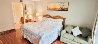 Spacious Ground Floor with Pools and Tennis Courts - Charming Family Retreat 伊莎貝爾港住宿飯店