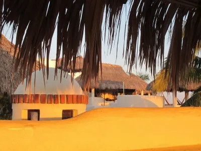 Tasteful Casita on a Quiet Street Near Beaches with Views! Puerto Angelito Beach附近的飯店