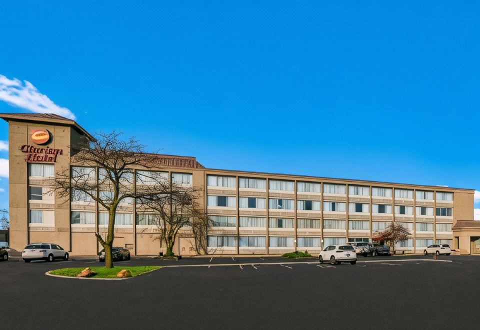 Clarion Hotel의 깔끔하게 정돈된 객실 내부 모습