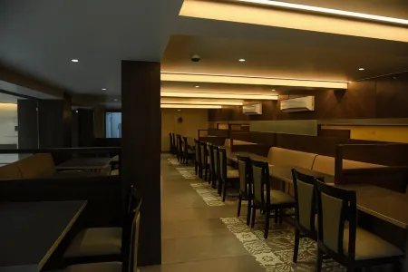 Hotel Shahi Executive Отели рядом с достопримечательностью «RTO Karad»