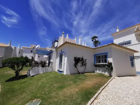 Magnificent Golf Village Cottage, fully equipped, Wifi, large outdoor swimming pool