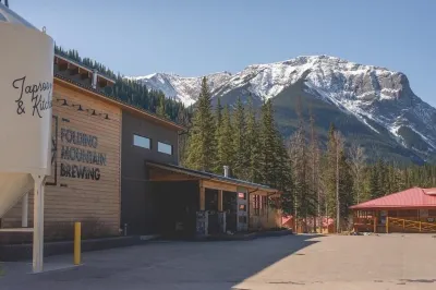 Folding Mountain Chalet - Jasper East Hotel dekat Rock Lake Provincial Park