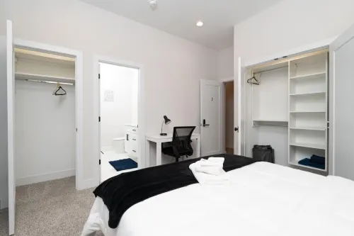 Sophisticated Amenities and Cultural Heritage - Elegant Urban Oasis