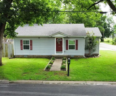 Charming 3-bedroom house with AC and WiFi in Russellville!