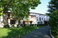 Logis Hôtel le Clos Saint Eloi فنادق في Thiers
