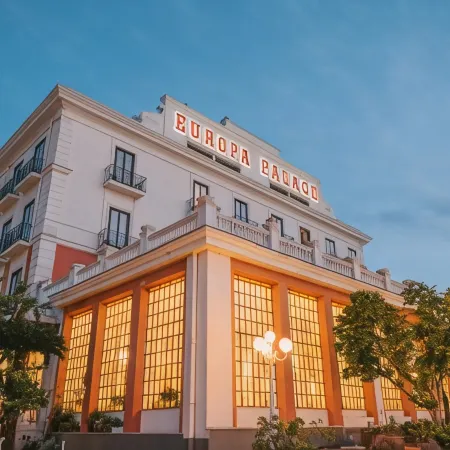 Grand Hotel Europa Palace Отели рядом с достопримечательностью «Пляж Петерс»