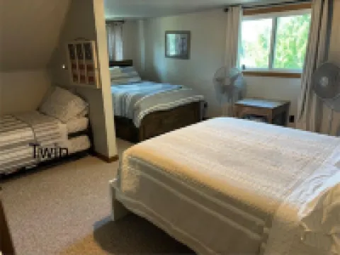 Lake Nokomis 4-bedroom Lakeside Spacious Cottage
