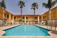 La Quinta Inn by Wyndham Victoria Hotels in Victoria