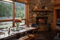 Winter Wonderland Cabin! Sleeps 12! Awesome Hot Tub and Fireplace!