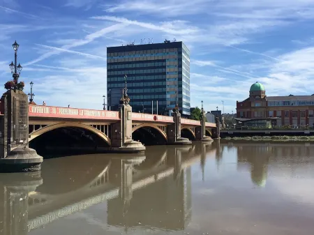 Quay Apartments Clarence House Отели в г. Кумбран