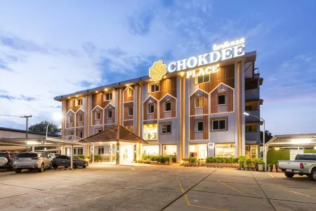Chokdee Place Отели рядом с достопримечательностью «Wat Phra That Choeng Chum Worawihan»