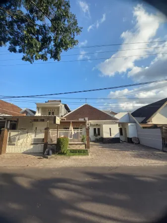 Menari Guesthouse Отели в г. Ngajum