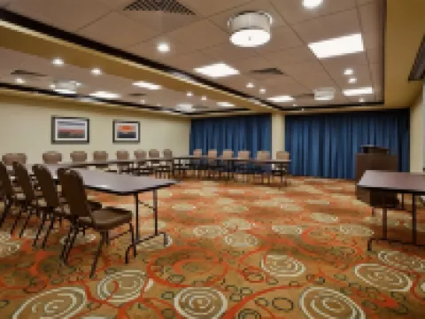 ホリデイ イン エクスプレス ホテル & スイーツ コーディール ノース by IHG コーディールのホテル