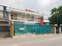 RedDoorz Near Cipinang Indah Mall Hotels near Al Azhar Grand Mosque